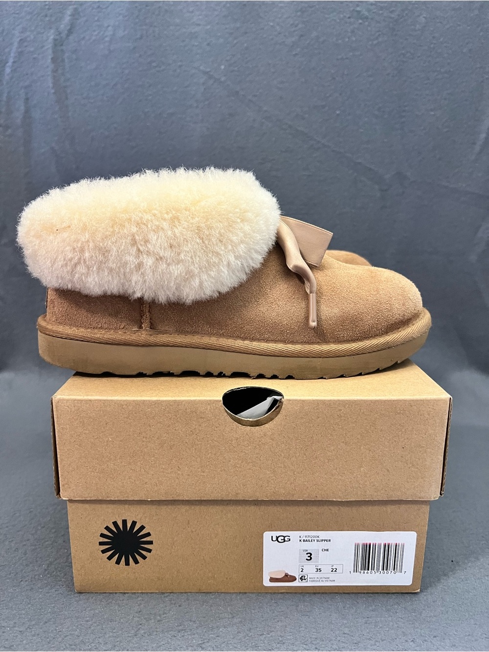 Ugg bow slipper/shoes size 3